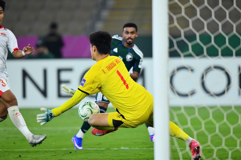 FIFA và AFC đồng loạt tôn vinh thủ môn Trần Trung Kiên sau trận thắng lịch sử